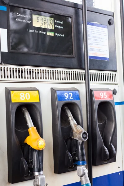 Tankowania dyszy w stacji benzynowej. z bliska — Zdjęcie stockowe