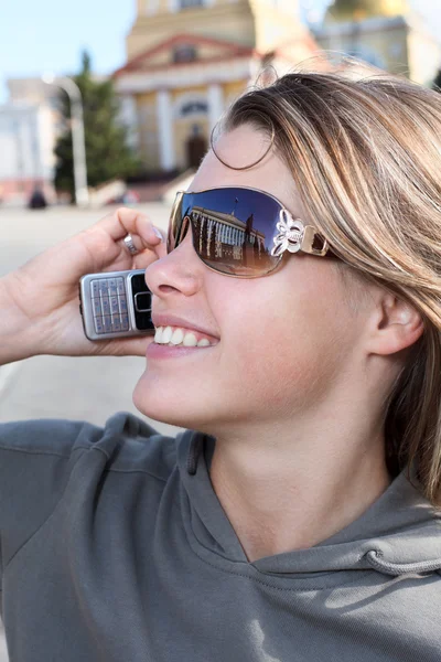 Chica joven y bella rusa llamando por teléfono móvil al aire libre —  Fotos de Stock