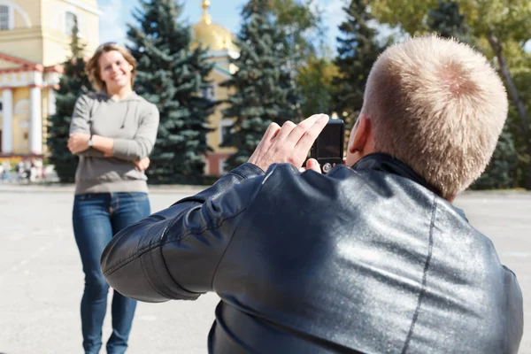 Man photographing young beautiful woman — Stock Photo, Image