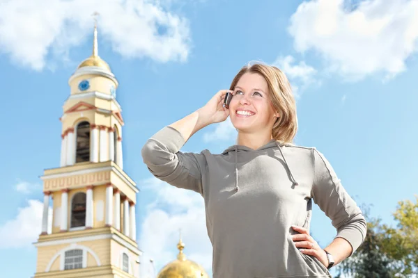 Junges russisches schönes Mädchen telefoniert auf Handy — Stockfoto
