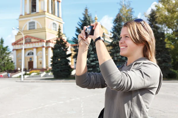 Mujer hermosa joven fotografiando las atracciones de la ciudad — Foto de Stock