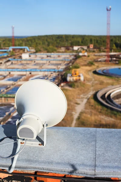 Sistema de aviso megafone no telhado do edifício industrial em terr fábrica — Fotografia de Stock