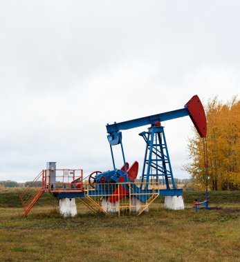 Petrol sahası üzerinde bir pompa krikolar.