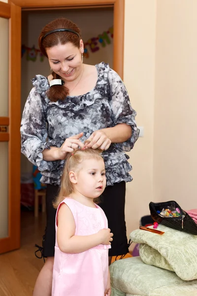 Матері джгути її дочки волосся — стокове фото