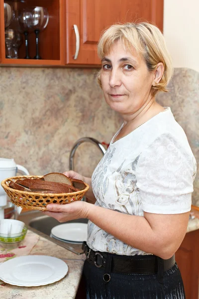 Зрелая женщина, стоящая на кухне — стоковое фото