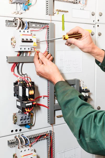Mãos de eletricista trabalhando com chave de fenda — Fotografia de Stock