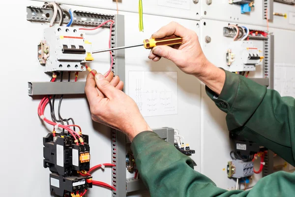 Elektricien de handen werken met schroevendraaier — Stockfoto