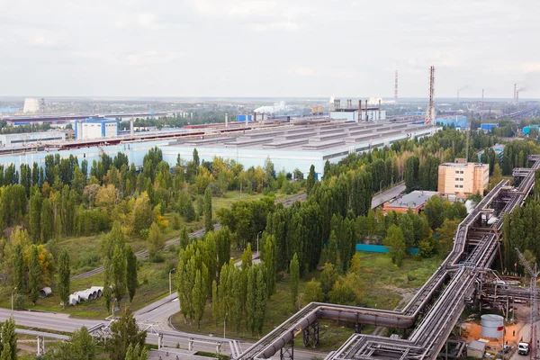 Gasoductos industriales y oleoductos en fábrica — Foto de Stock