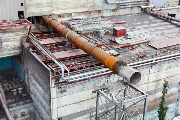 Above-ground gas, oil and heat pipes rack in factory area. Aerial view — Stock Photo, Image
