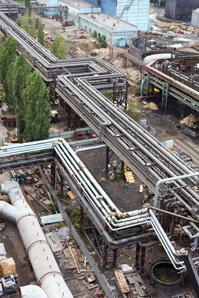 Промышленные газо- и нефтепроводы на заводе — стоковое фото