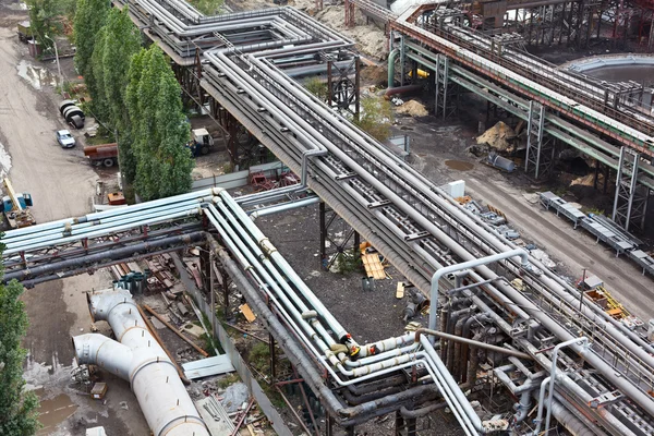 Gasoductos industriales y oleoductos en fábrica —  Fotos de Stock
