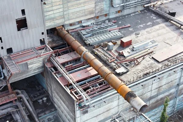 Industriell gas och oljeledningar på fabriken — Stockfoto