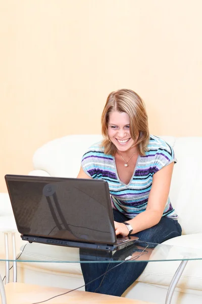 Jonge vrouw spelen in spelen op laptop. — Stockfoto