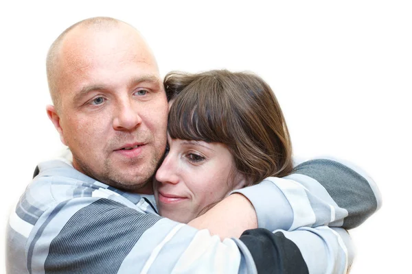 Amante casal abraçando juntos no fundo branco — Fotografia de Stock