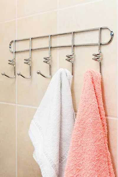 Två frotté handdukar hänger på en krok i badrummet — Stockfoto
