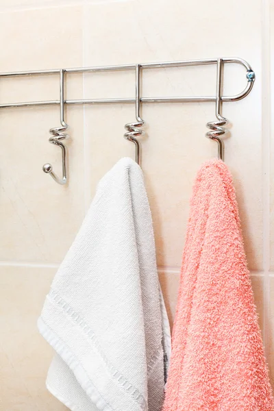 Twee terry handdoeken opknoping op een haak in de badkamer — Stockfoto
