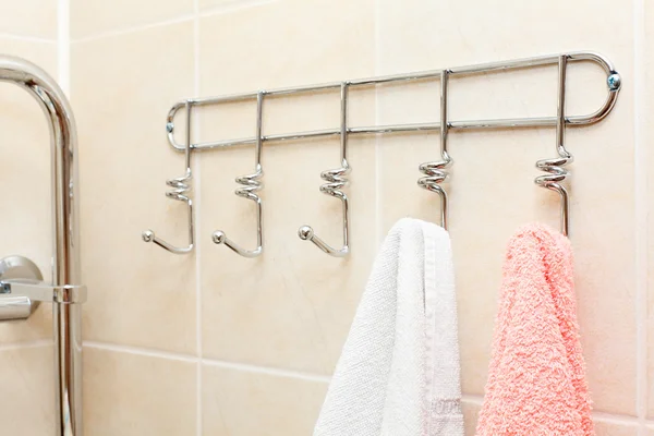 Deux serviettes éponge accrochées à un crochet dans la salle de bain — Photo