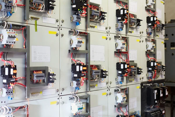 Panel de servicio eléctrico con muchos interruptores — Foto de Stock