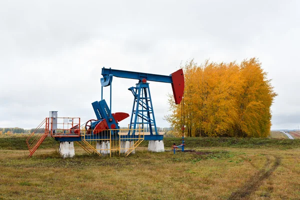 Jedno čerpadlo zvedáky na ropné pole. — Stock fotografie