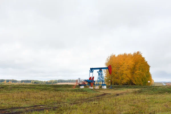 En pump för uttagen på ett oljefält. — Stockfoto