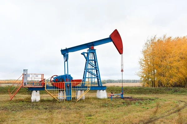 One pump jacks on a oil field. — Stock Photo, Image