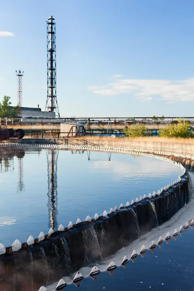 Reciclaje de agua en estación de tratamiento de aguas residuales —  Fotos de Stock