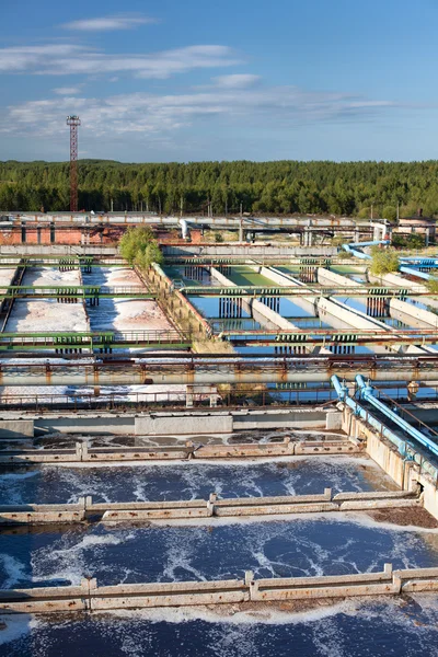 Reciclaje de agua en estación de tratamiento de aguas residuales — Foto de Stock
