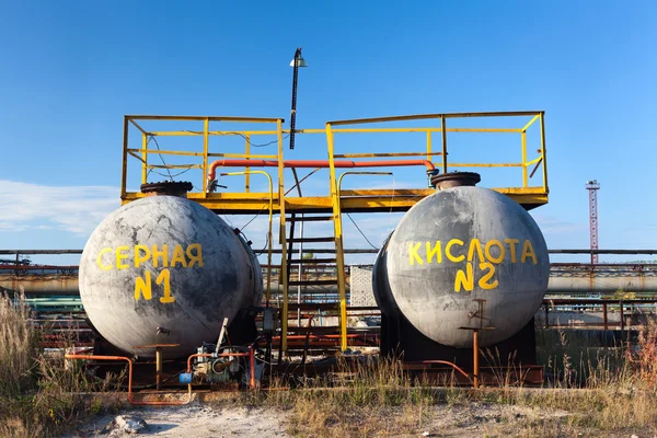 Tanque de armazenamento químico com ácido sulfúrico — Fotografia de Stock