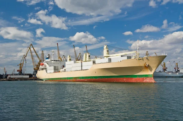 Nave portacontainer arriva al porto — Foto Stock