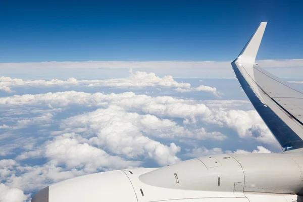 Vista del ala del avión desde la ventana durante el vuelo —  Fotos de Stock