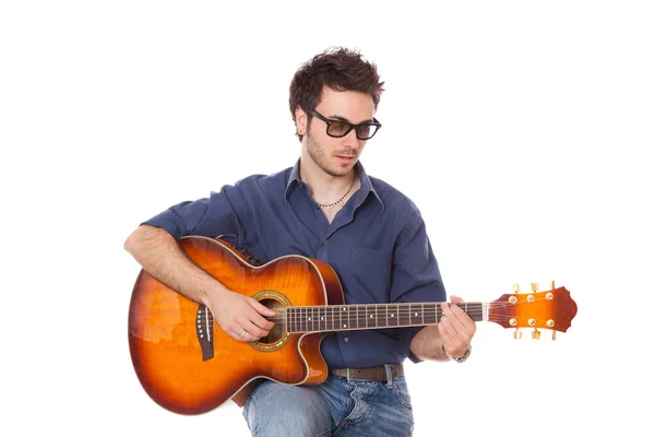 Joven tocando la guitarra —  Fotos de Stock