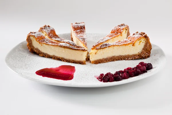 Rebanada de pastel de queso con frutas blandas — Foto de Stock