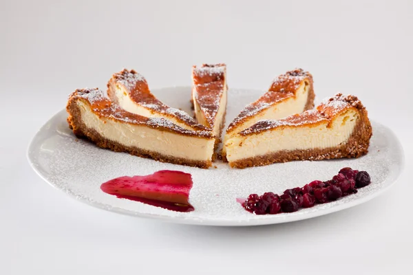 Cheesecake segmentet med bär — Stockfoto