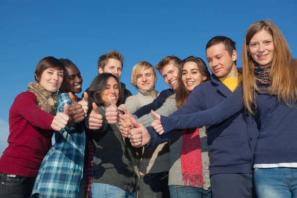 Glückliche Studenten mit erhobenem Daumen — Stockfoto