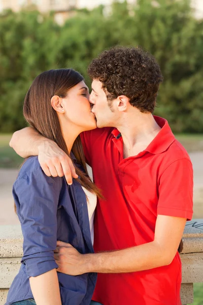 Unga par kysser — Stockfoto