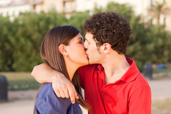 Молода пара цілується — стокове фото