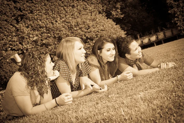 Teenage kvinnliga vänner ligger på green Park — Stockfoto