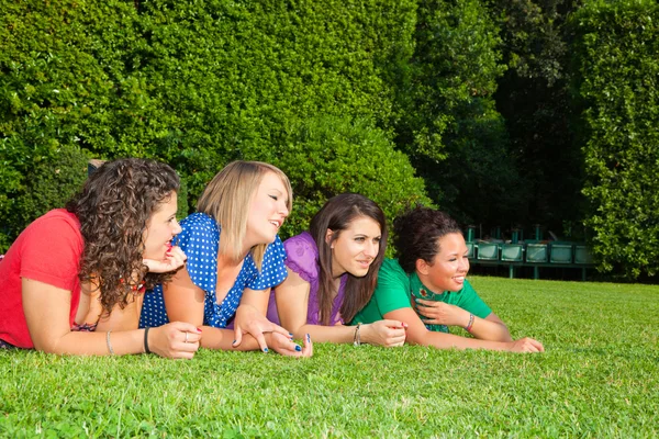 Teenage Female Friends sdraiato sul verde al parco — Foto Stock