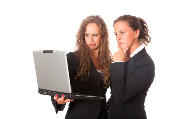 Twee zakelijke vrouwen op zoek naar computer Rechtenvrije Stockfoto's