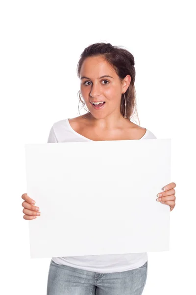 Молодая девушка держит в руках бланк-билборд — стоковое фото