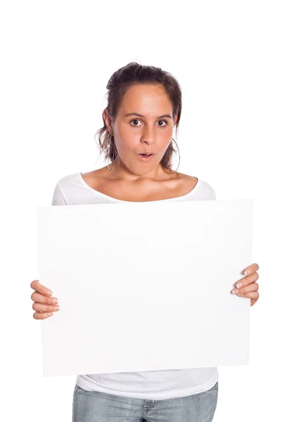 Молодая девушка держит в руках бланк-билборд — стоковое фото
