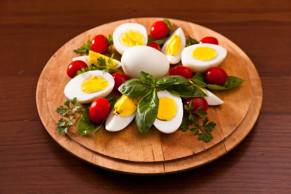 Vařená vejce na prkénku — Stock fotografie