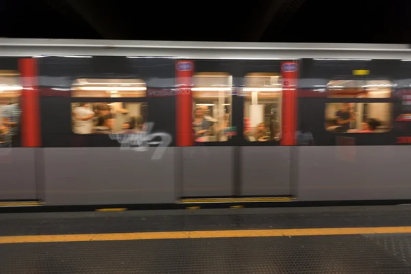 Treno della metropolitana, effetto Sfocatura movimento — Foto Stock