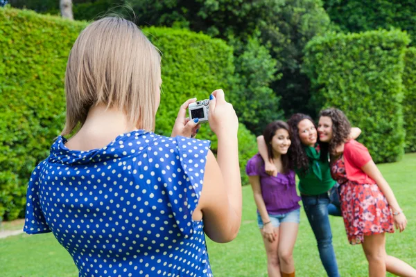 Девушка фотографируется со своими друзьями — стоковое фото