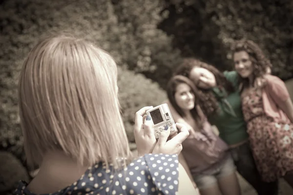 Девушка фотографируется со своими друзьями — стоковое фото