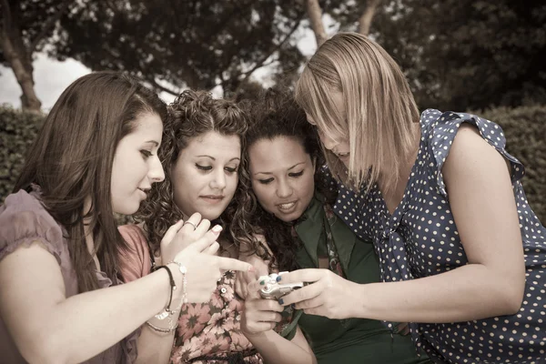 Kvinnliga tonåringar ser bilder i kameran — Stockfoto
