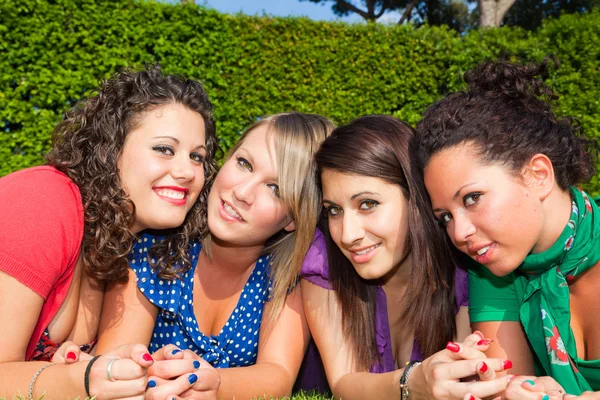 Kvinnliga tonåringar tar självporträtt Stockbild