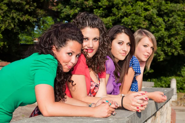 Grupp tonåriga flickor på park Stockbild