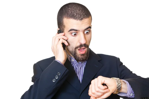 Geschäftiger Geschäftsmann telefoniert mit dem Handy, während er auf die Zeit schaut — Stockfoto