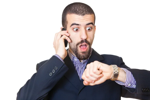 Empresário ocupado conversando no celular enquanto olha para o tempo — Fotografia de Stock